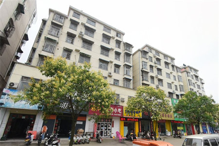 四实小一墙之隔电梯房三室东源庄园68万精装修带储藏室